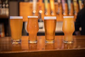 Cuatro vasos de cerveza con distintos estilos de IPAs
