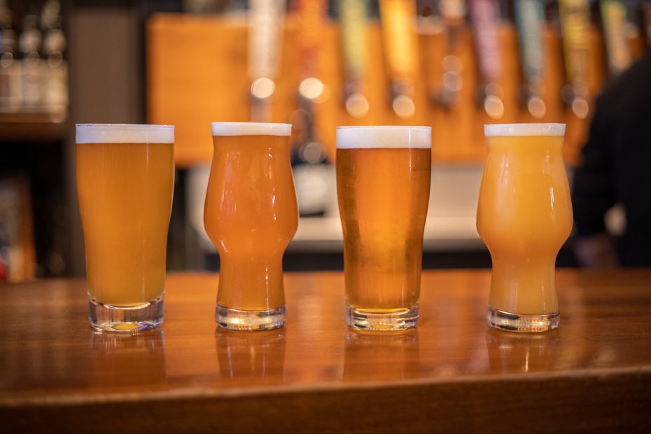 Cuatro vasos de cerveza con distintos estilos de IPAs