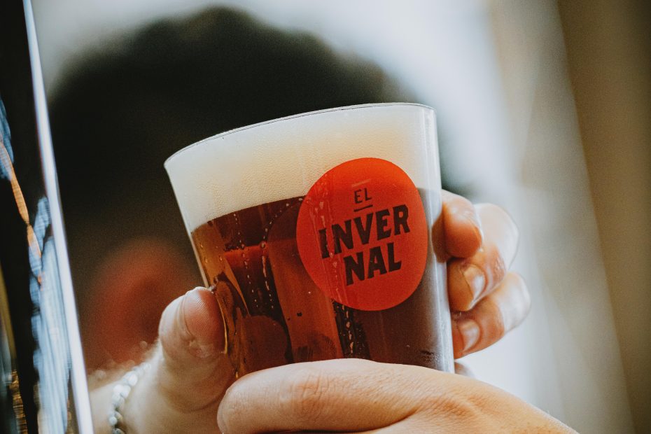 Vaso con logo de El Invernal con cerveza