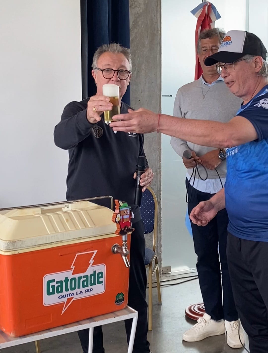 Rubén Magnano y Gabriel Andruszczyszyn tirando lisos con la
chopera.