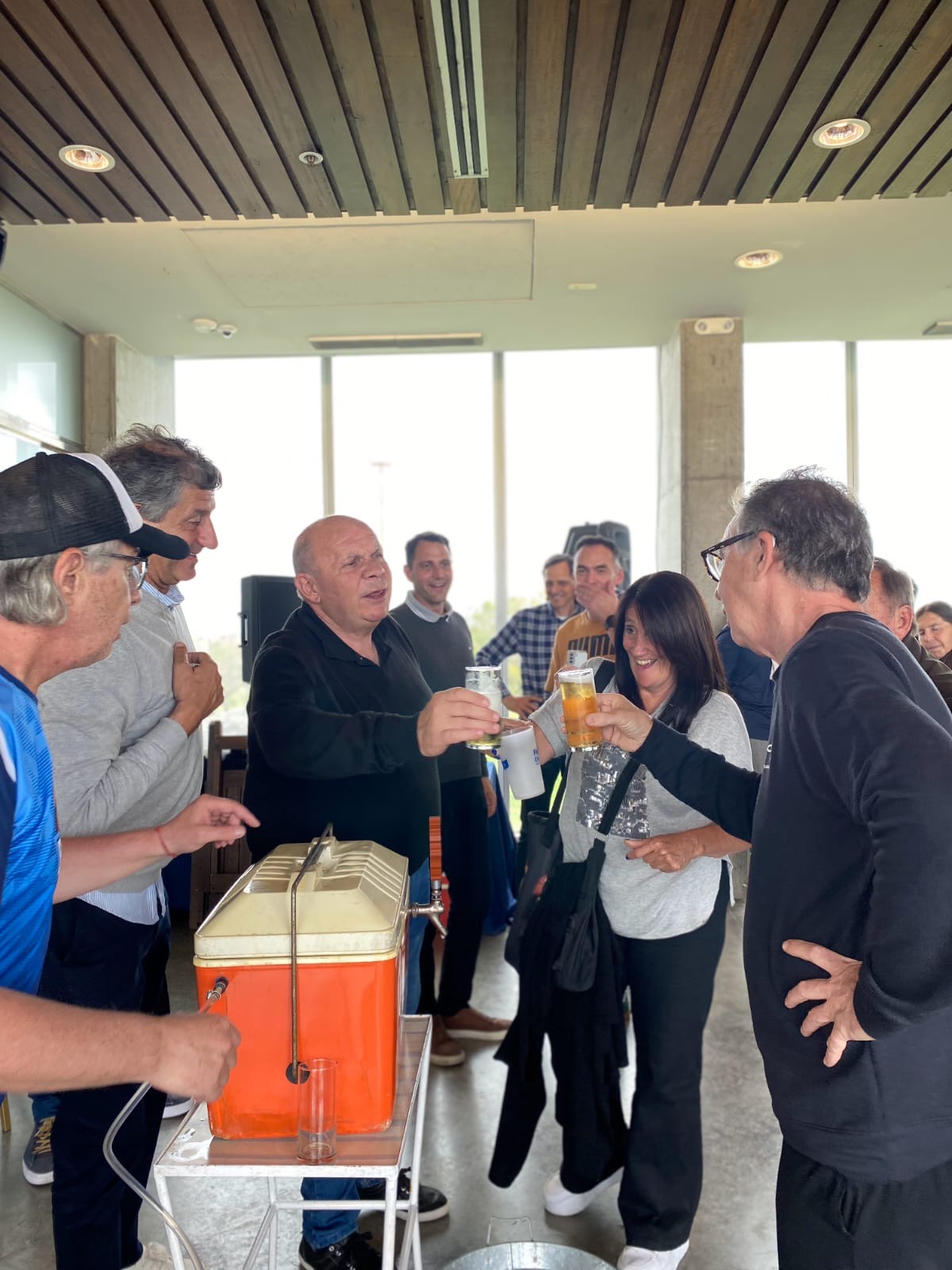 Todos toman liso de la chopera de Rubén Magnano.