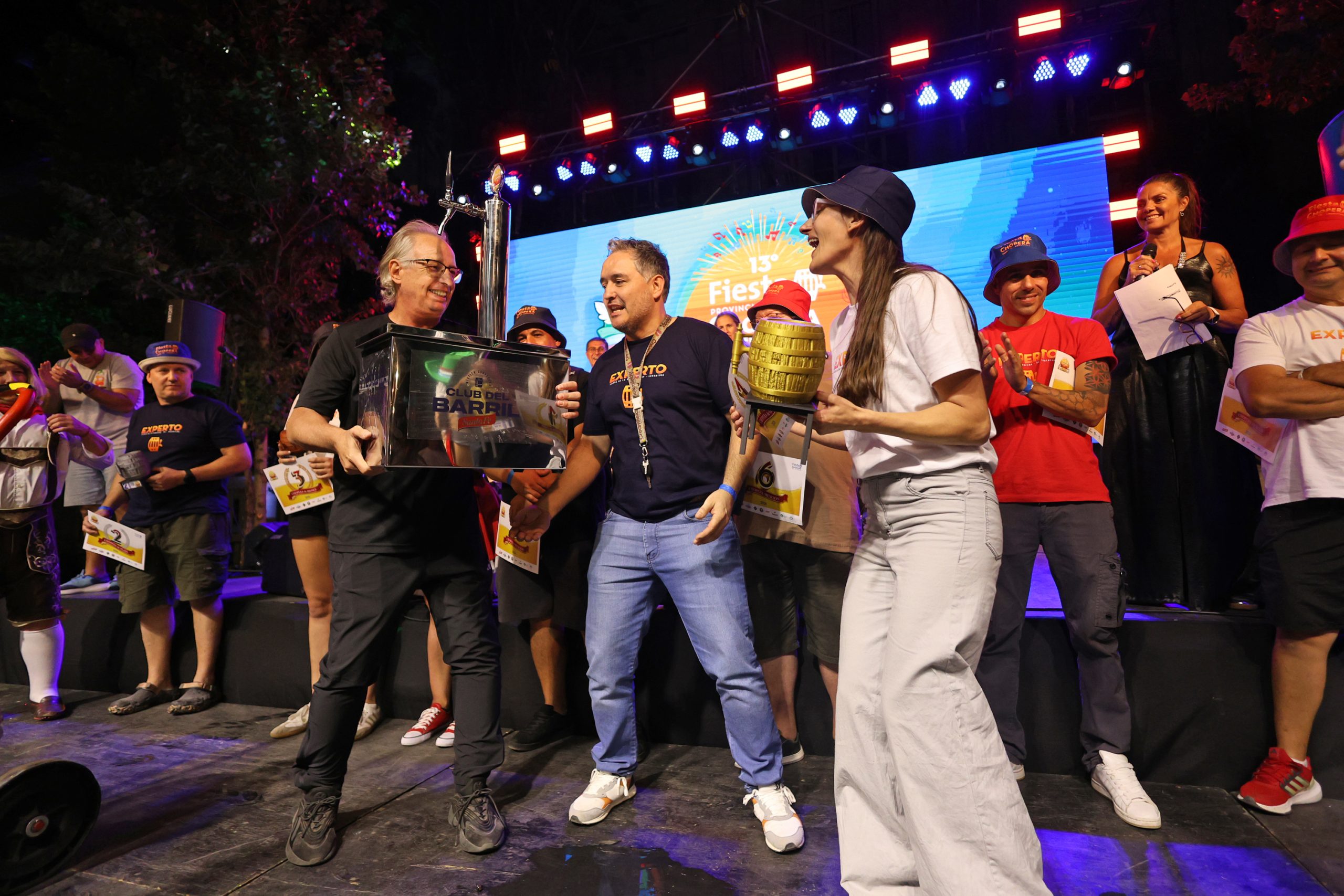 Rl creador de la Fiesta de la Chopera hace entrega del premio a la campeona Laura Marcela Vallejos.