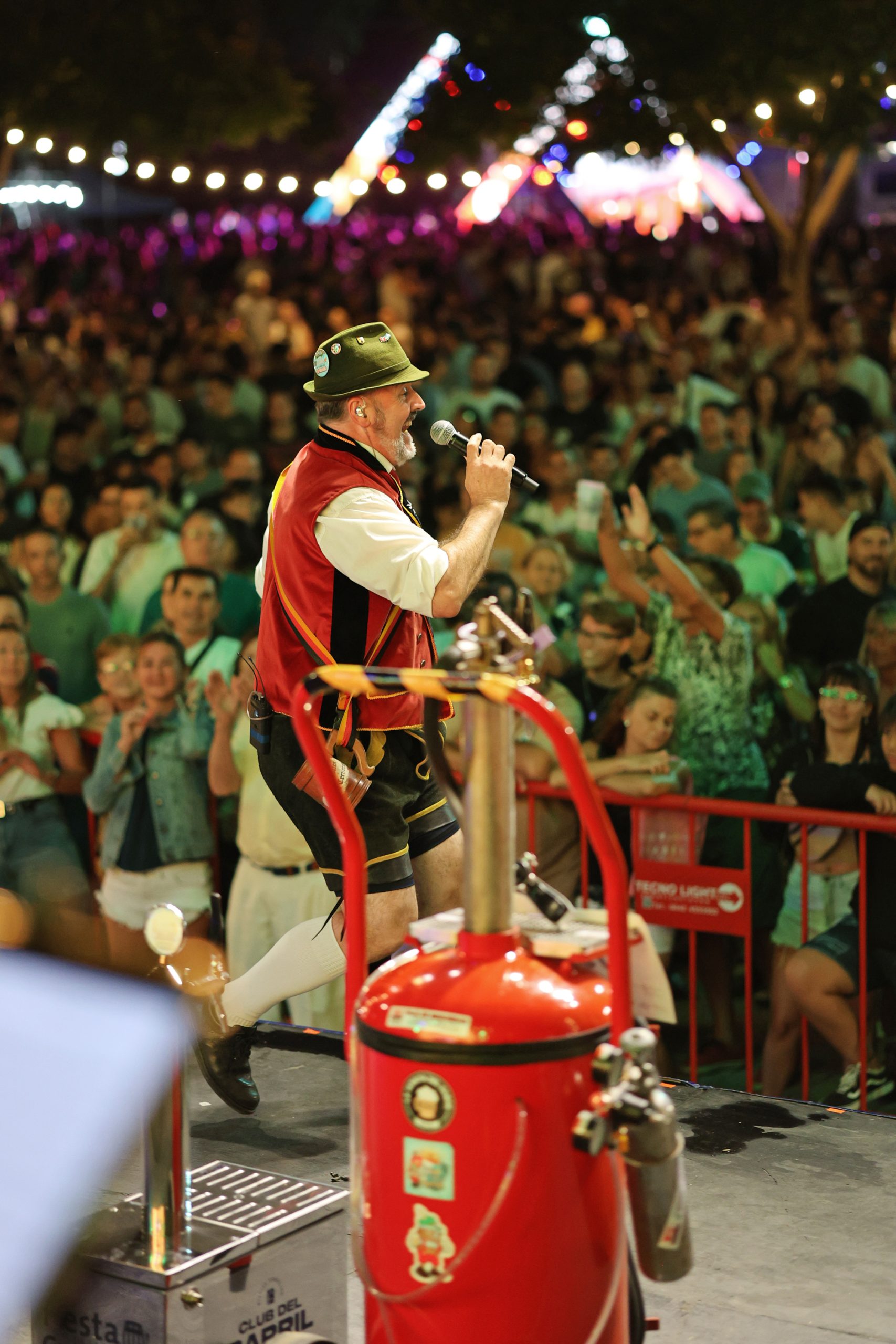 Zillertal Orchester canta ante la multitud en la 13 Fiesta de la Chopera 
